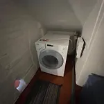 будинок поруч з 