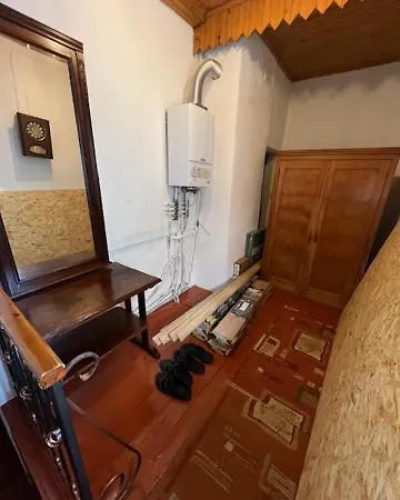 будинок поруч з 