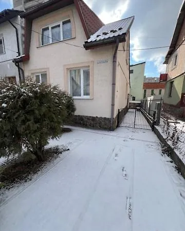 будинок поруч з 