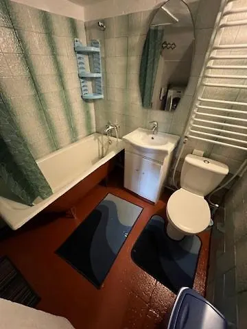 будинок поруч з 