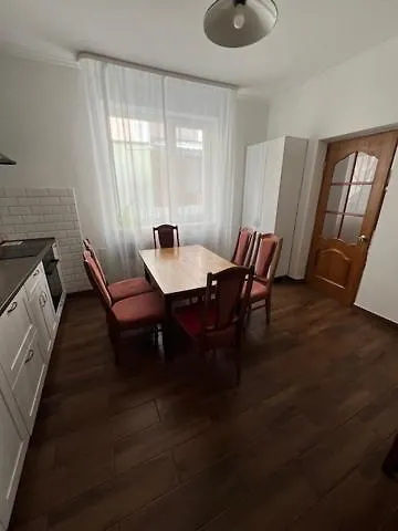 будинок поруч з 