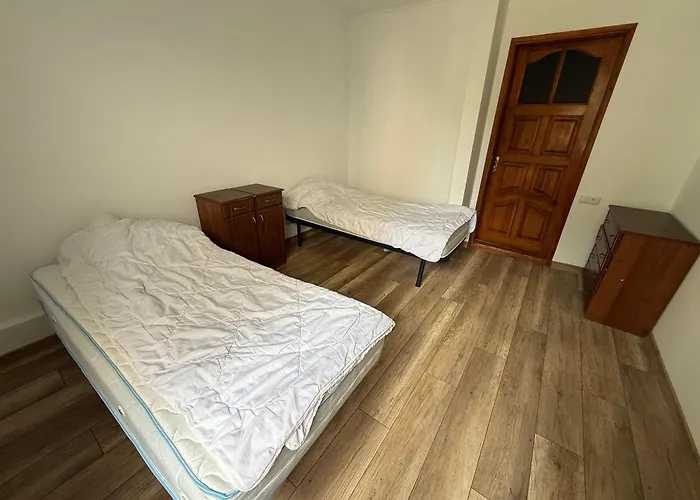 будинок поруч з 