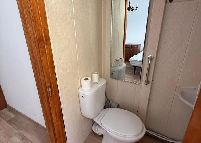 будинок поруч з 