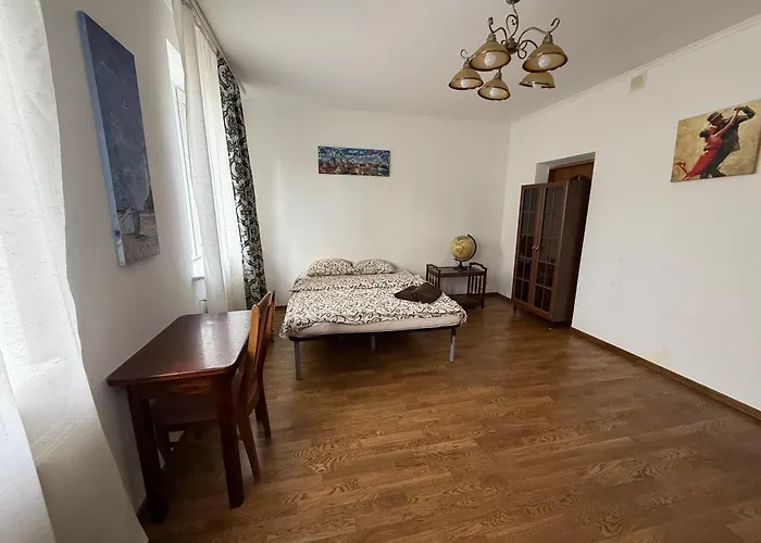 будинок поруч з 