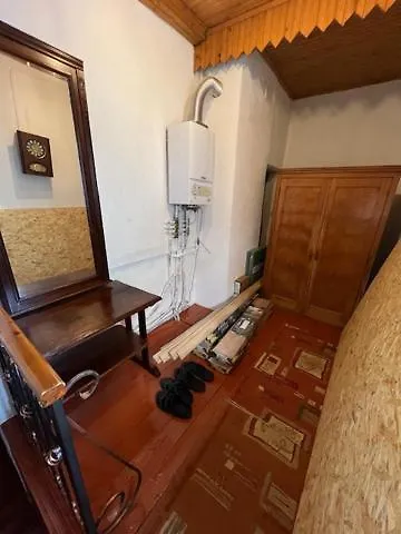 будинок поруч з 