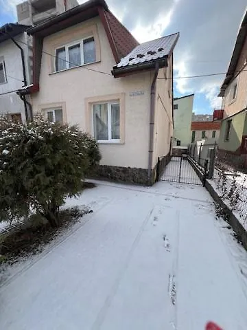 будинок поруч з 